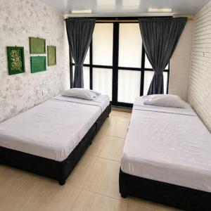two beds in a bedroom with a window at BORA, Apto 301 Tu Espacio Fuera de Casa in Ibagué +12 photos
