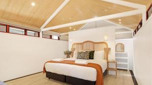 a bedroom with a large bed in a room at Sea Light in Currarong