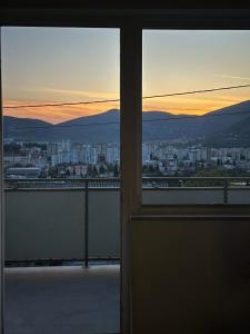 Blick auf eine Stadt aus einem Fenster in der Unterkunft Riaho Apartment in Mostar
