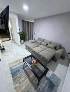 a living room with a couch and a glass table at Casa Azteca de Oro in San Sebastian Xolalpa