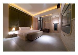 a bedroom with a large bed in a room at AmanCity Motel in Pingtung City