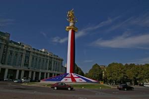 un gran monumento rojo blanco y azul en una ciudad en Leila, en Tiflis