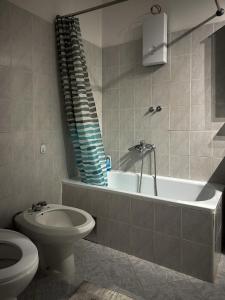 ein Badezimmer mit Toilette, Badewanne und Waschbecken in der Unterkunft Riaho Apartment in Mostar + 36 Fotos