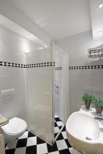 a bathroom with a toilet and a sink and a shower at Hotel De Rustende Jager in Nieuw-Vennep