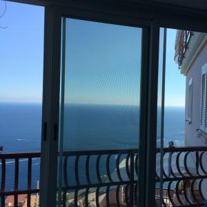 uma vista para o oceano a partir de uma varanda em La Pizzerella di Amalfi em Amalfi