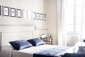 een slaapkamer met een bed met 2 kussens erop bij Arnobio Florence Suites in Florence