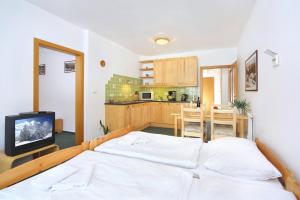 um quarto com uma cama grande e uma cozinha em Apartment Bílé Labe 38 em Špindlerŭv Mlýn