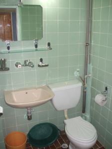 Ένα μπάνιο στο Hotel Strajica