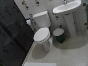a bathroom with a toilet and a sink at Pousada Meu Cantinho in Conservatória +24 photos