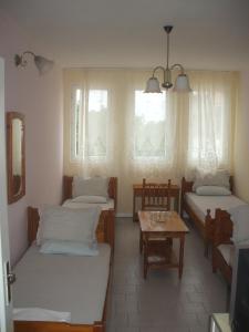 En eller flere senger på et rom på Hotel Strajica
