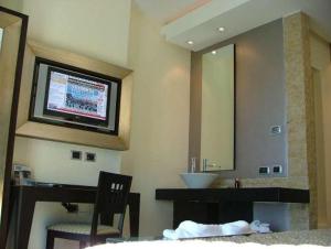 TV a/nebo společenská místnost v ubytování Hotel La Lucertola