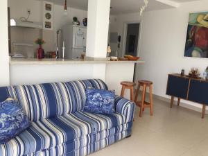 a living room with a couch and a kitchen at Cond Mediterrâneo I - Iberostate in Praia do Forte