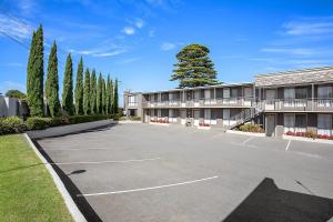 an empty parking lot in front of a building at Comfort Inn On Raglan in Warrnambool