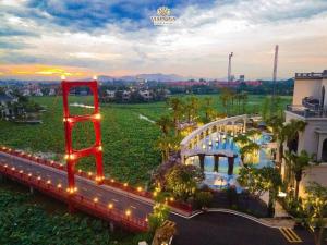 a view of a resort with a swimming pool at Vườn vua thanh thuỷ in Ðồng Phú +5 photos
