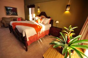 Posteľ alebo postele v izbe v ubytovaní Hotel & Casino Flamboyan