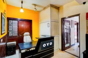 a dressing room with an ovy sign on a desk at Hotel O Le Regent in Gurgaon
