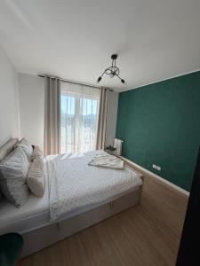 a bedroom with a bed and a green wall at Apartament Staromiejski Rapackiego 45 in Grudziądz