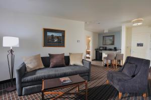 a living room with a couch and a chair at The Lodge at Eagle Crest in Redmond