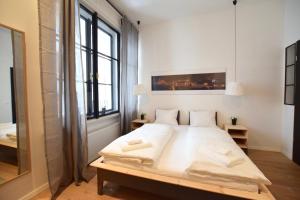 ブダペストにあるLuxury Apartment by Hi5 - Bajcsy Suiteのベッドルーム1室(大きな白いベッド1台、枕2つ付)