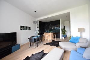 Predel za sedenje v nastanitvi Luxury Apartment by Hi5 - Bajcsy Suite