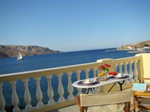 uma varanda com uma mesa e vista para o oceano em Tassos Apartments II em Agia Marina