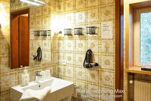 a bathroom with a sink and a mirror at Ferienwohnung Maxl in Schwangau