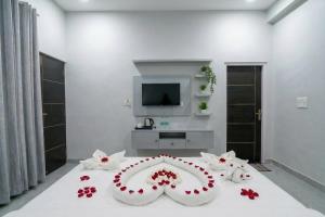 a living room with a cake on a table at The Stripes Ranthambore in Sawāi Mādhopur