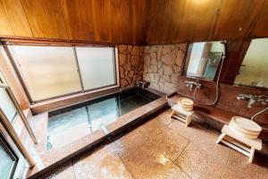 an overhead view of a bathroom with a swimming pool at めぐり宿 庵結 in Shimonoseki