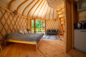 una camera da letto con un letto in una yurta di Leśny krąg a Jamna