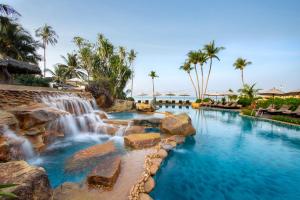 ein Schwimmbecken mit Wasserfall und Wasserfallrutsche in der Unterkunft Santhiya Koh Chang Resort - Up to THB 3,000 Resort Credit per Night in Ko Chang + 114 Fotos