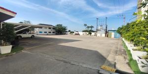an empty parking lot in front of a building at Napheera Royal Tel in Ban Khlong Bang Krathiam