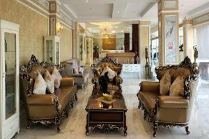 a large living room with couches and a table at Napheera Royal Tel in Ban Khlong Bang Krathiam