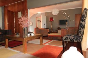 uma sala de estar com uma mesa e um sofá em Consuls Residence em Ponta Delgada