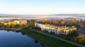eine Luftaufnahme eines Gebäudes neben einem Gewässer in der Unterkunft Meri Seaside Hotel & SPA in Kuressaare