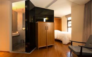 Postel nebo postele na pokoji v ubytování Zhuhai Bei Shan Ju Art Hotel