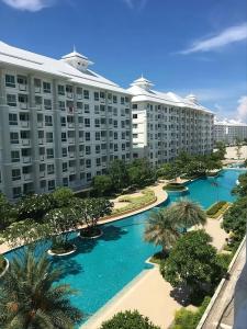 an aerial view of a resort with blue water at 1 Bedroom Beachside Condo in Cha-am in Ban Bang Sai Yoi (1)