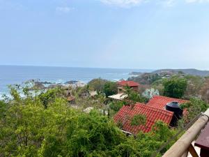 Blick auf das Meer vom Balkon eines Hauses in der Unterkunft Estudio Leon in San Agustinillo