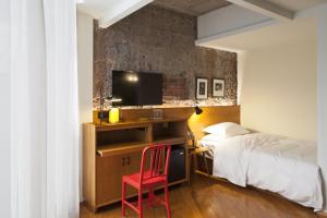 Postel nebo postele na pokoji v ubytování Zhuhai Bei Shan Ju Art Hotel