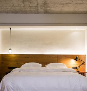 Postel nebo postele na pokoji v ubytování Zhuhai Bei Shan Ju Art Hotel
