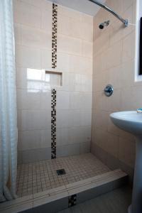 a bathroom with a shower and a sink at King Motel - Miami in Miami