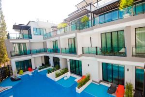 un edificio de apartamentos con un patio azul en Chalay Monta, en Hua Hin