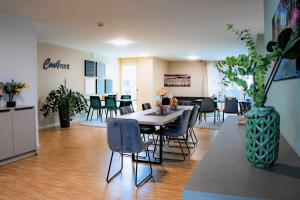 ein Esszimmer mit Tisch und Stühlen in der Unterkunft Boutique-Hotel Con4rent in Kirchheim unter Teck