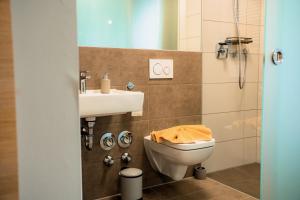 ein Badezimmer mit Toilette und Waschbecken in der Unterkunft Boutique-Hotel Con4rent in Kirchheim unter Teck + 37 Fotos