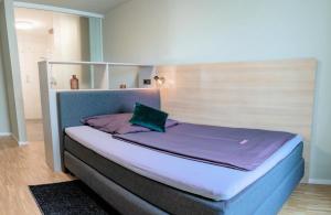 ein Bett in einem Zimmer mit einem blauen Bettgestell in der Unterkunft Boutique-Hotel Con4rent in Kirchheim unter Teck