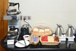Kemudahan buat kopi dan teh di Hotel Bond