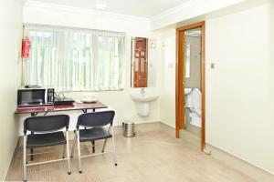 Televisyen dan/atau pusat hiburan di Hotel Bond