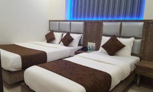 Ένα ή περισσότερα κρεβάτια σε δωμάτιο στο Hotel Sanjary Palace