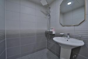 a white bathroom with a sink and a mirror at 위드유 호텔 광주역 in Kwangju-yŏk