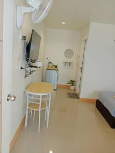 a small room with a table and a bed at มานอนนี่ รีสอร์ท in Ban Wang Thong