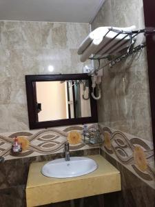 a bathroom with a sink and a mirror at Khách Sạn Nguyễn Hùng in Sapa